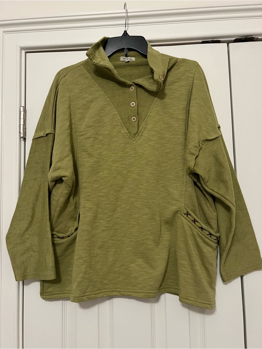Yak & Yeti Relaxed Olive Green Pullover Sweater with Button Collar size S/M